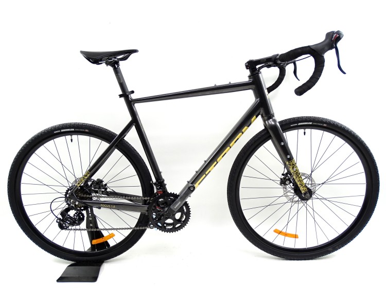 2018-rower-gravel-storm-focus-1-0-560mm-grafit-zloty-1.jpg